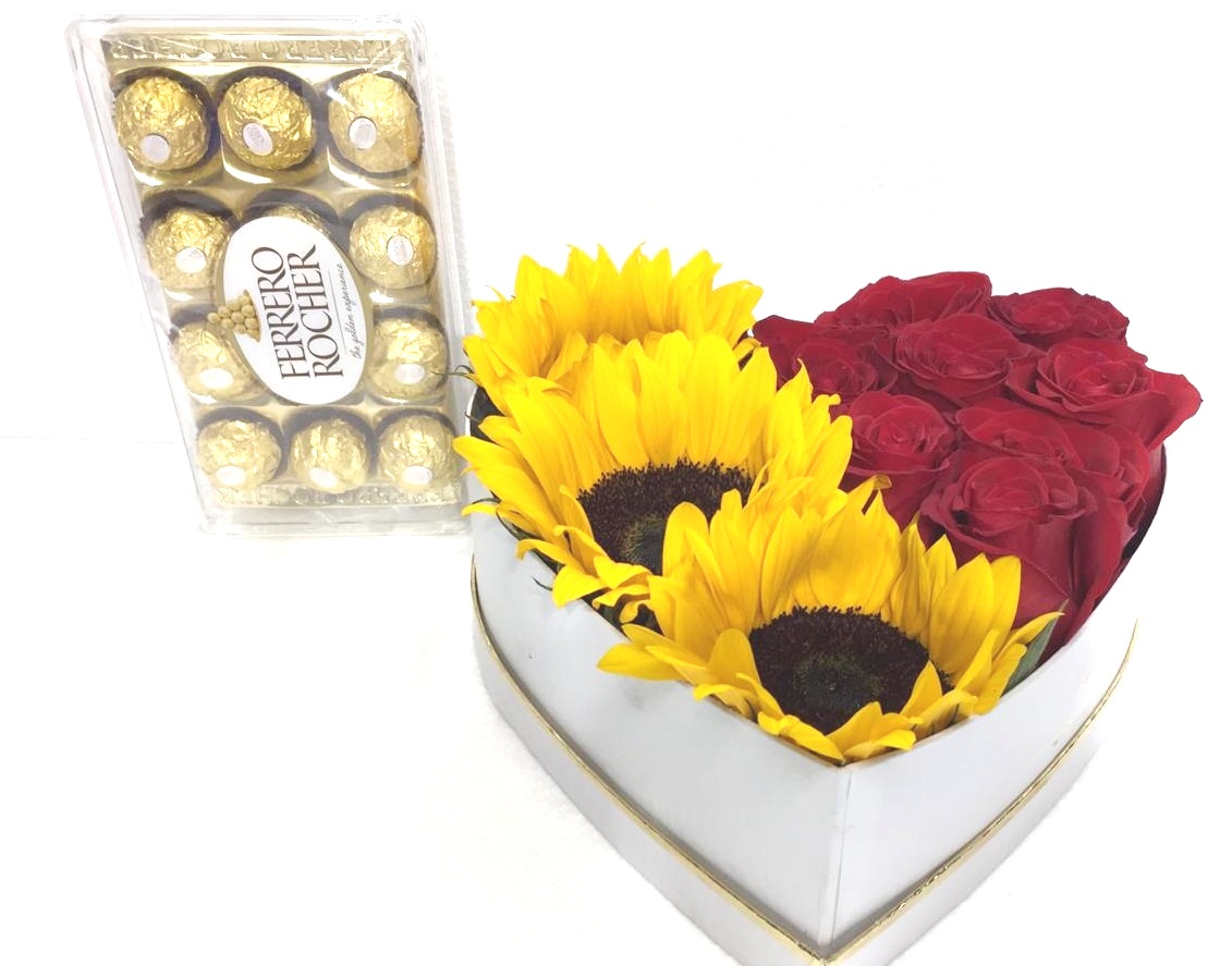 Caja corazón con 3 girasoles y 8 rosas ecuatorianas y Bombones Ferrero  Rocher 150 Gramos 