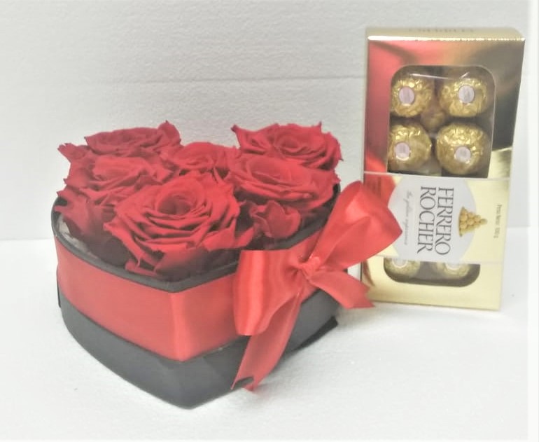 6 Rosas Preservadas en Caja Corazón y bombones Ferrero Rocher 100 grs