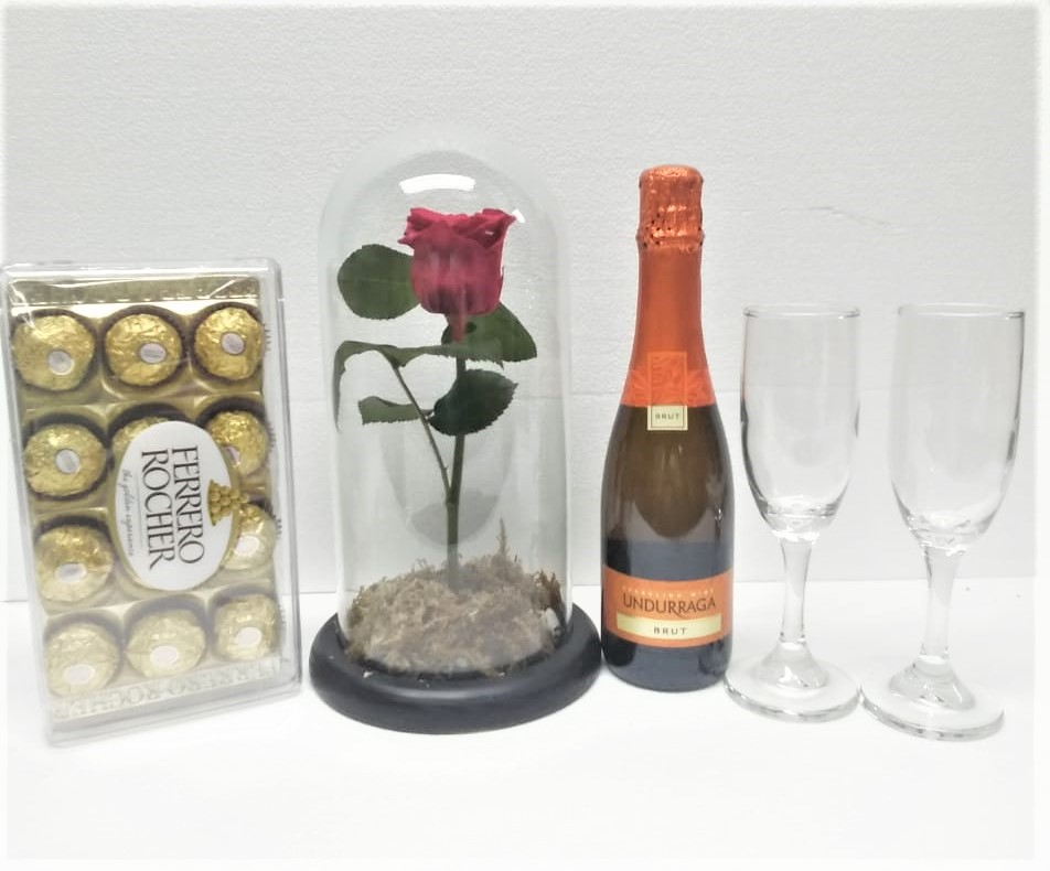 Rosa Preservada con tallo en Cúpula, Bombones Ferrero Rocher 150 grs, Champagne 375cc y 2 copas.