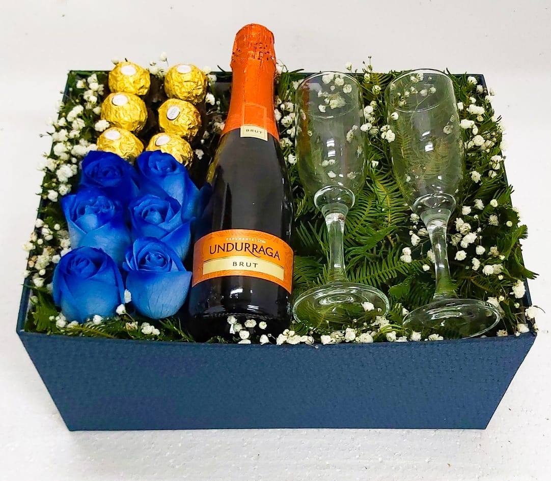 Caja de 6 Rosas Azules, Bombones Ferrero Rocher, Espumante y 2 Copas