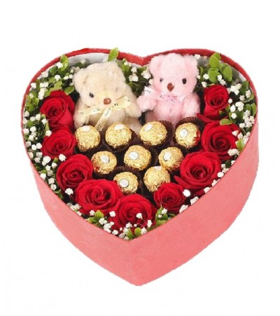 9 Rosas en Caja Corazón, Bombones Ferrero Rocher y 2 Peluchitos 