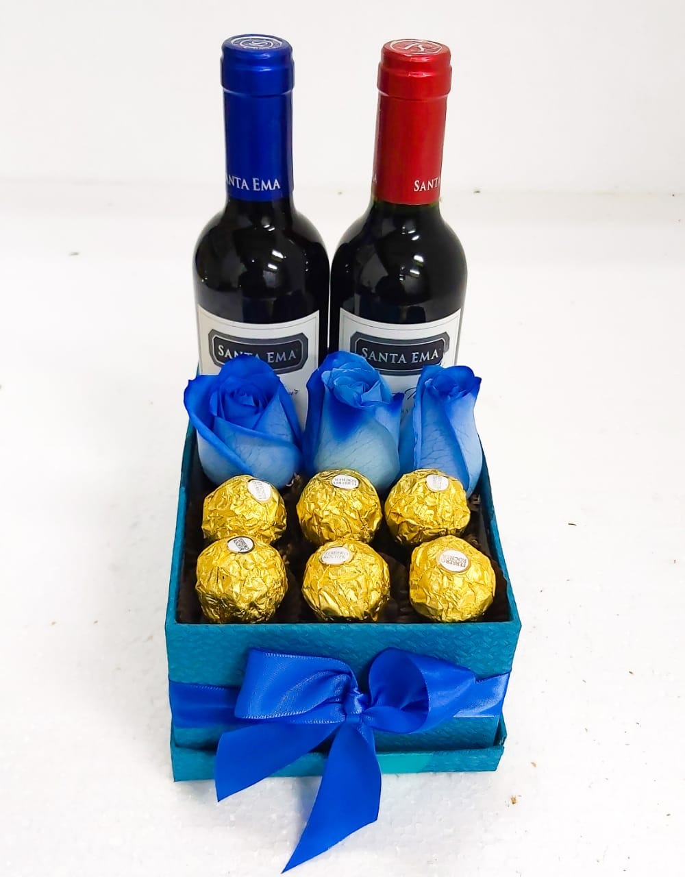 Caja con 3 Rosas Azules, Bombones Ferrero Rocher y Vinos